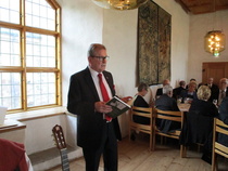 Markun lyhyt kuvaus kirjan sisällöstä ja työstämisestä.