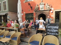 Menomatkalla kahvilla Tukholman vanhassa kaupungissa.