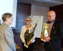 Kokouksessa kiitettiin ja muistettiin monivuotista yhdistyksemme sihteeri/rahastonhoitaja Hilkka Kemppistä ansiokkaasta toiminnasta yhdistyksessämme. Kukat luovuttaa Riitta Kervinen ja muusta muistamisesta vastaa yhdistyksemme puheenjohtaja Reijo Kiukkonen.