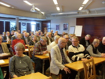 Meitä E-senioreita seuralaisineen oli vuosikokoustapahtumaan saapunut yli sata henkeä.