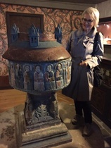 Bron kirkon kastemalja 1200-luvulta, on edelleen käytössä.