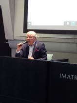 Puheenjohtaja avaamassa kokousta.