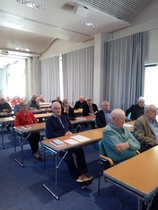 Tarkkaavaista kokousväkeä.