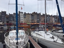 Honfleur, viehättävä satamakaupunki.

