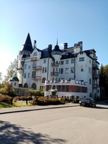 Valtionhotelli koko komeudessaan.