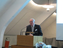 Uuden puheenjohtajan alkusanat kokousväelle.