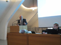 Sihteeri avustamassa.