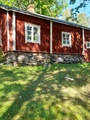 Idyllisen näköisiä työläisten asuntomökkejä entisöitynä ruukin museo-alueella.