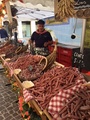 Rouen, lauantai on Ranskassa toripäivä, jolloin ihmiset käyvät ruokaostoksilla.