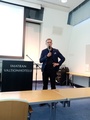 Toimitusjohtaja Perttu Puro esiintymisvuorossa.